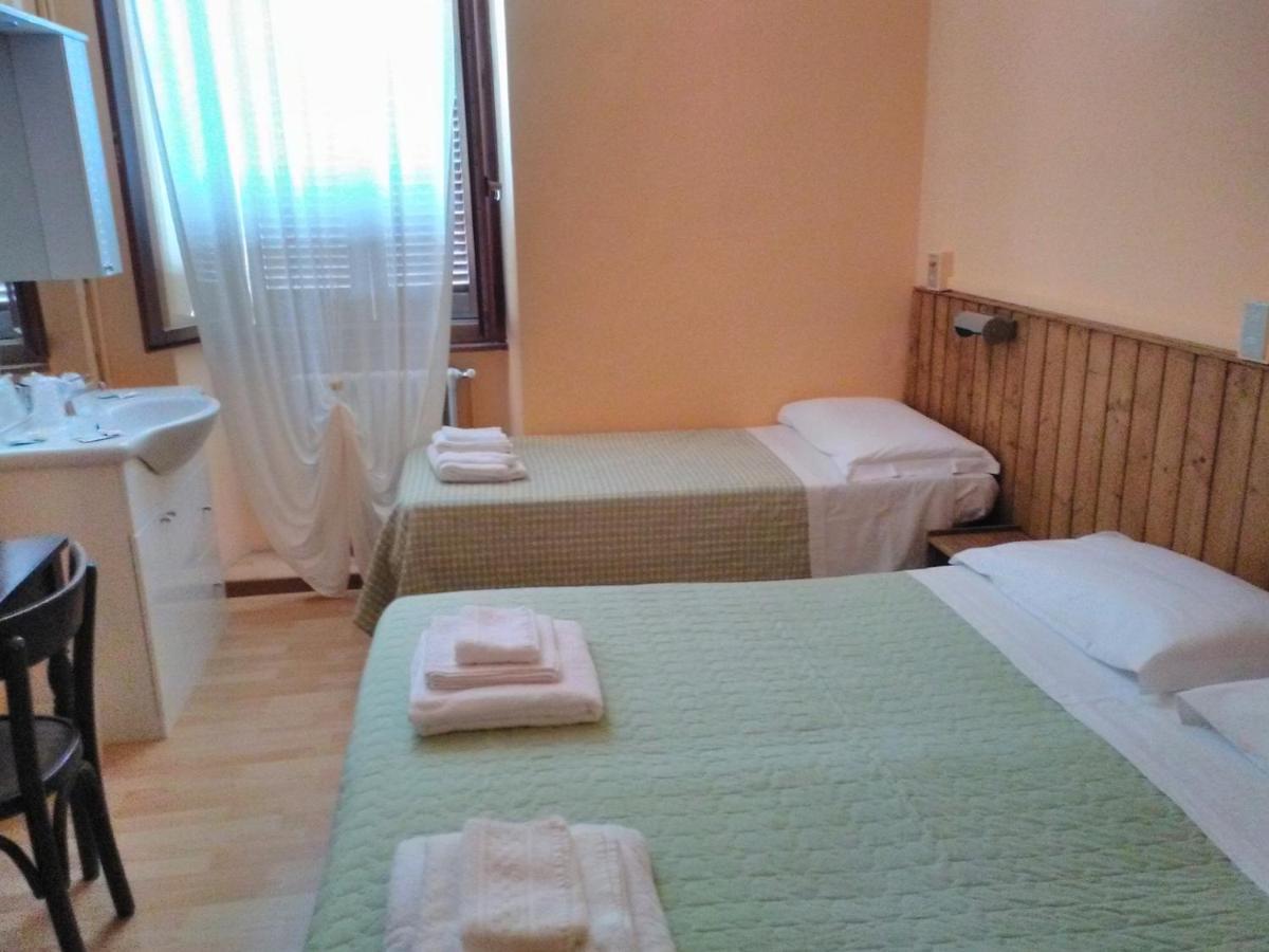 Capanna C.A.O. Hotel Брунате Екстериор снимка