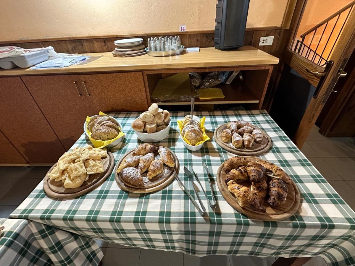 Capanna C.A.O. Hotel Брунате Екстериор снимка